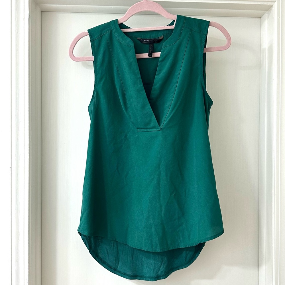 BCBGMaxAzria Green V-neck Sleeveless Blouse, Size XS